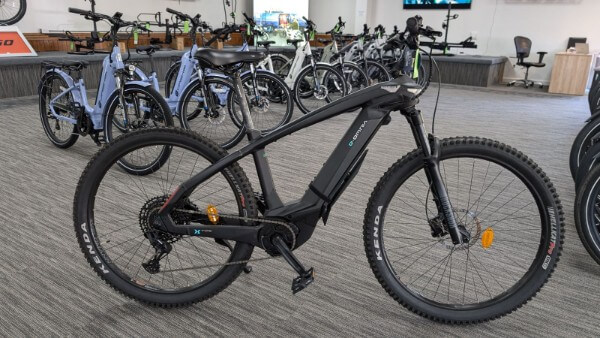 Electric bicycle showroom with multiple models displayed.